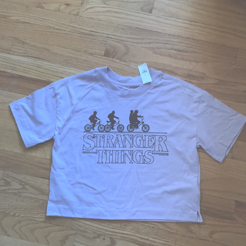 Cropped stranger things tee.